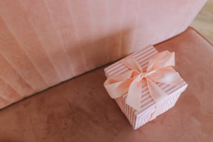 Cadeau pour la fête des grands-mères dans petite boite rose
